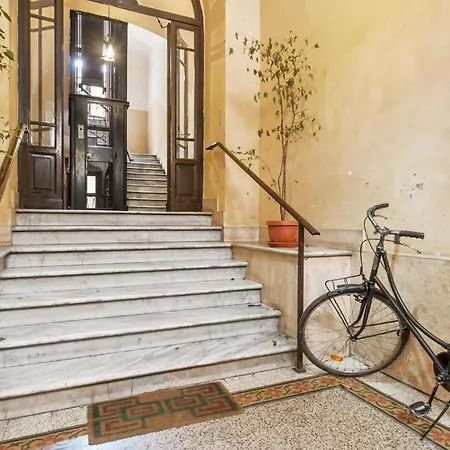 Beautiful And Spacious Next To Termini 10 Minutes From Coliseum Apartment *